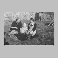022-0560 Karpau - Johanna Rosmaity mit Sohn Klaus rechts im Bild, im Jahre 1942.jpg
